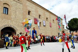 Miles de personas participan en la XIII crónica del Rey Don Pedro en Torrijos