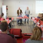 Treinta jóvenes se forman en estética e imagen personal y diseño gráfico