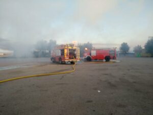 (Fotos) Arde un camión con cientos de atunes cerca de Chinchilla (Albacete)