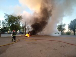 (Fotos) Arde un camión con cientos de atunes cerca de Chinchilla (Albacete)