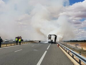 Cortada la A43 a la altura de Villarrobledo por un incendio en un camión