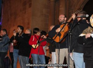 Con las calles abarrotadas de gente arrancan las fiestas de Almansa