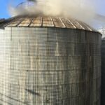 Los bomberos siguen trabajando para extinguir el fuego del silo de Tarancón