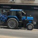 Se empotra un tractor en el escaparate de Federópticos Vega