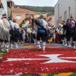 Danzantes, ordenes militares y alfombras de colores llenan la celebración del Corpus en la provincia de Ciudad Real