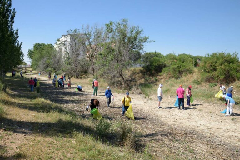 Decenas de voluntarios participan en la limpieza del río Guadiana