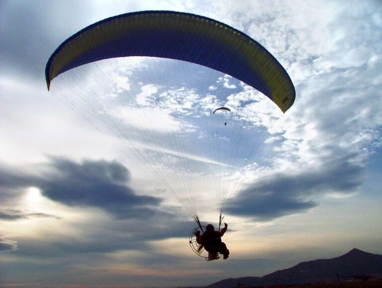 Un hombre herido al ir a aterrizar con un parapente en un paraje de Castilla-La Mancha Un hombre herido al ir a aterrizar con un parapente en un paraje de Castilla-La Mancha