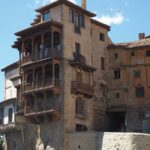 Esta noche, las Casas Colgadas se iluminarán de colores, ¿sabes por qué?