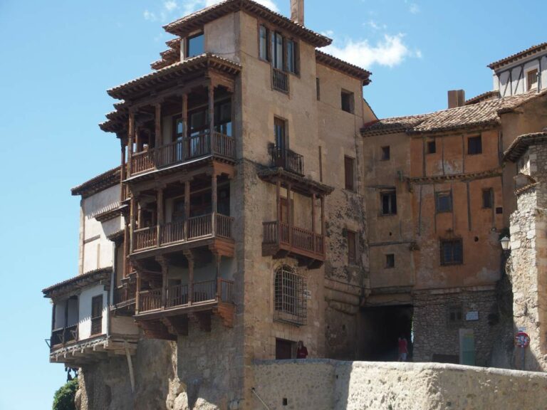 Esta noche, las Casas Colgadas se iluminarán de colores, ¿sabes por qué?