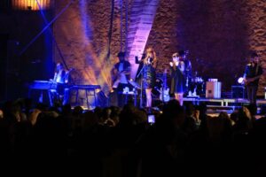 Rozalén llena la plaza de Manzanares con su “río” de canciones