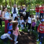 Los más pequeños de Socuéllamos plantan árboles en sus guarderías