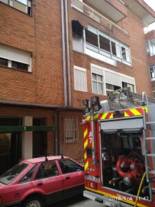 (Fotos) Los bomberos de Albacete actúan en un incendio en la calle República Dominicana