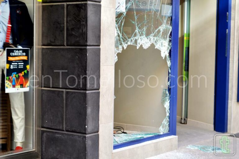 [FOTOS] Roban en la tienda Phone House de Tomelloso