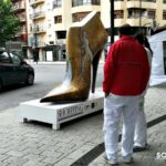 FOTOS: ¿Qué ciudad manchega ha llenado sus calles con zapatos gigantes?
