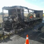 Así quedó el camión incendiado ayer en la A-3, en Cuenca