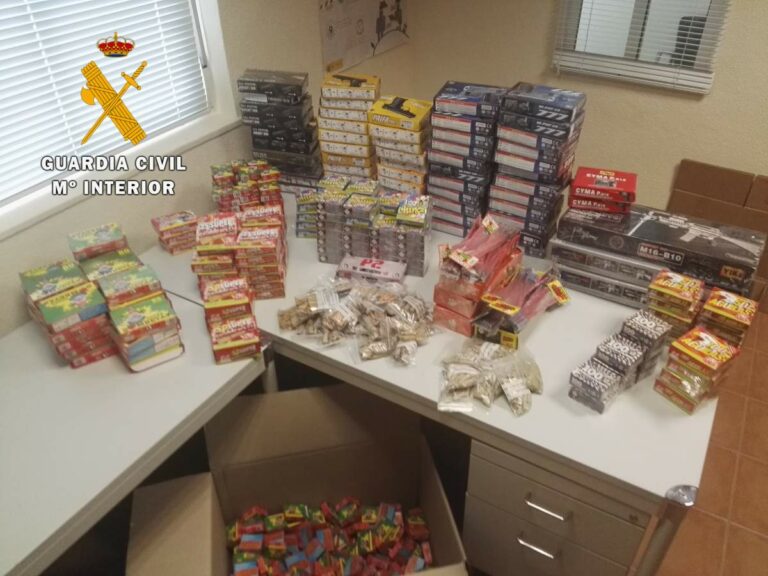 Intentaron vender 30.000 artículos pirotécnicos ilegales y 59 armas airsoft durante una romería toledana Intentaron vender 30.000 artículos pirotécnicos ilegales y 59 armas airsoft durante una romería toledana