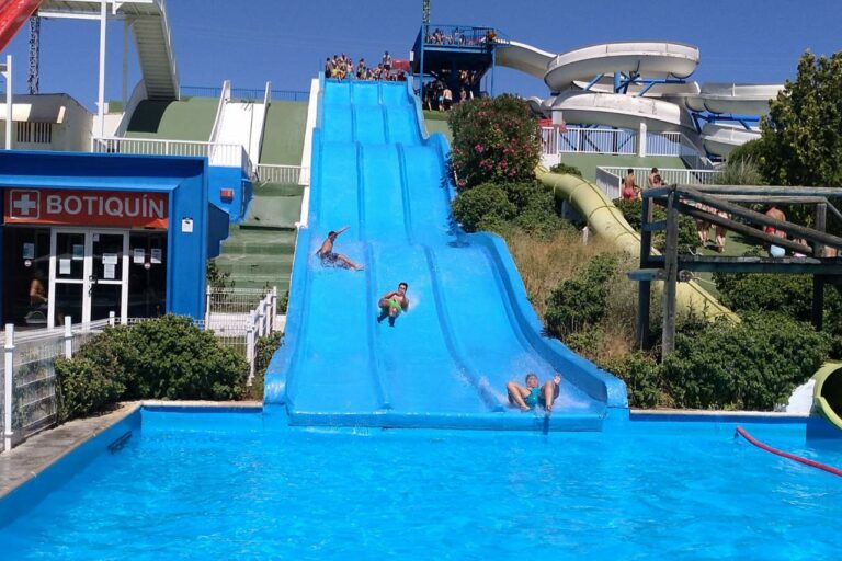 Medio centenar de jóvenes viajó al Playa Park con la concejalía de Juventud