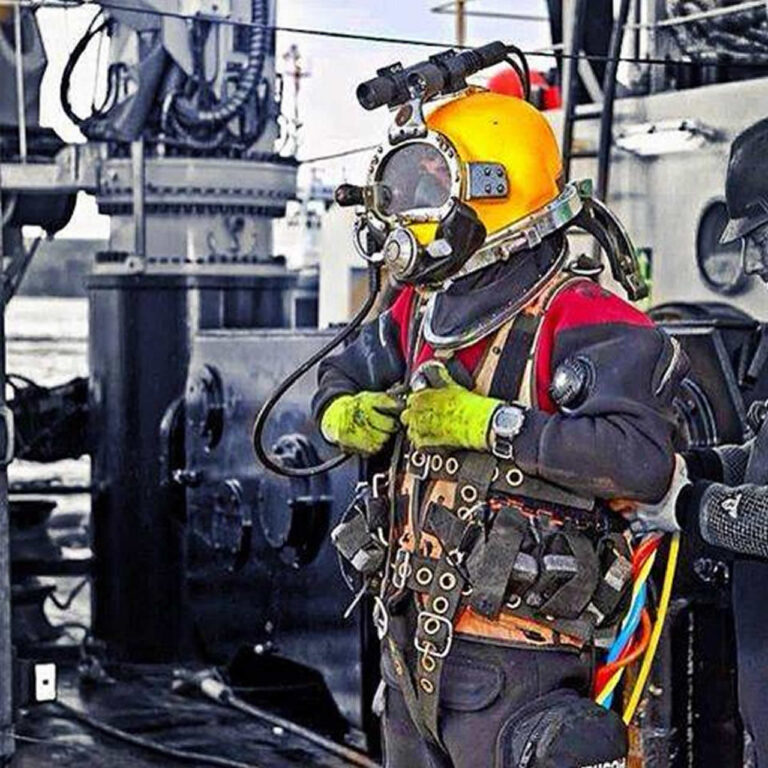 El submarinista ciudadrealeño que participó en el rescate de los menores de Tailandia, condecorado