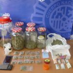 Pillado con las manos en la masa vendiendo marihuana en Cuenca