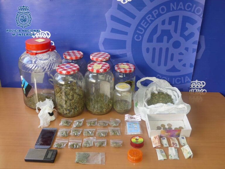 Pillado con las manos en la masa vendiendo marihuana en Cuenca