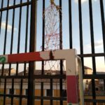 Denuncian el mal estado de la pista deportiva del colegio El Carmen de Cuenca