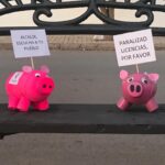 Reparten casi 2.000 cerditos por un pueblo de Cuenca para mostrar su descontento por las macrogranjas