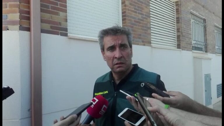 La Guardia Civil sigue intentando contactar con el hombre supuestamente atrincherado en Arcas