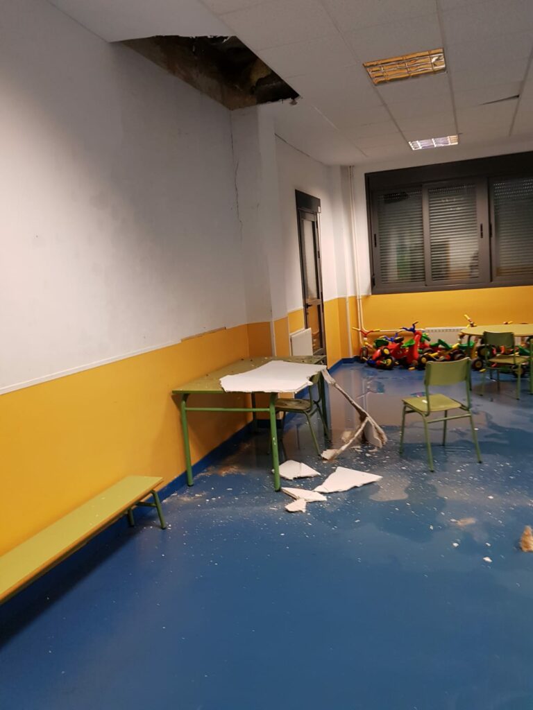 Denuncian roturas de techo y filtraciones de agua en el colegio Ciudad Encantada de Cuenca