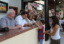 Serrano anima a los albaceteños a seguir colaborando «masivamente» con la causa de Cáritas con su tómbola en la Feria