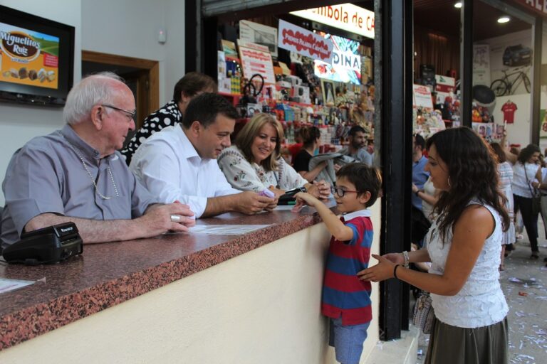 Serrano anima a los albaceteños a seguir colaborando «masivamente» con la causa de Cáritas con su tómbola en la Feria