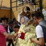 Explosión de fervor en la Ofrenda a la Virgen de los Llanos, con la peña 'El Templete' como protagonista