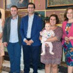 Padres y madres de prematuros explican a Caballero la problemática a la que se enfrentan en su día a día