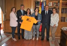 El Ayuntamiento de Camarena se enfunda la camiseta naranja de la 6ª Carrera Solidaria “Fundación Eurocaja Rural-Grupo Tello Alimentación”