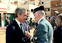 El presidente de Eurocaja Rural recibe la Cruz de la Orden del Mérito de la Guardia Civil