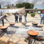 Los mayores de Argamasilla de Alba celebran el Día de la Hispanidad cocinando caldillos de bacalao