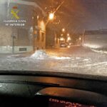 La Guardia Civil rescata a una familia atrapada en su vehículo en La Solana