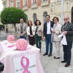 Caballero entrega la aportación de la Diputación a AMUMA con motivo del Día Internacinal contra el Cáncer de Mama