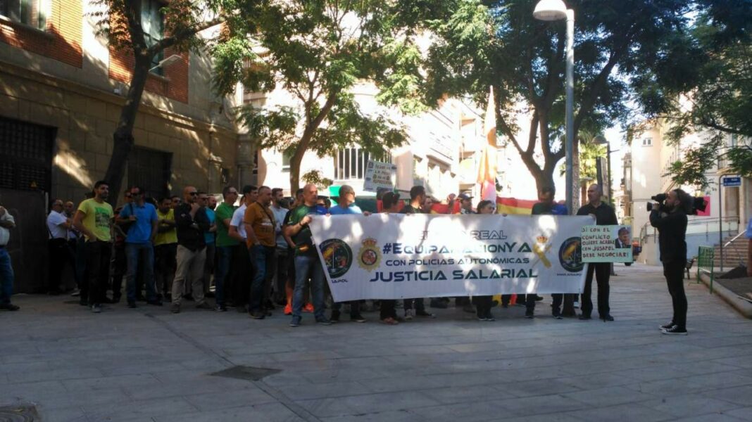 Concentración de JUSAPOL frente a la sede del PSOE en Ciudad Real