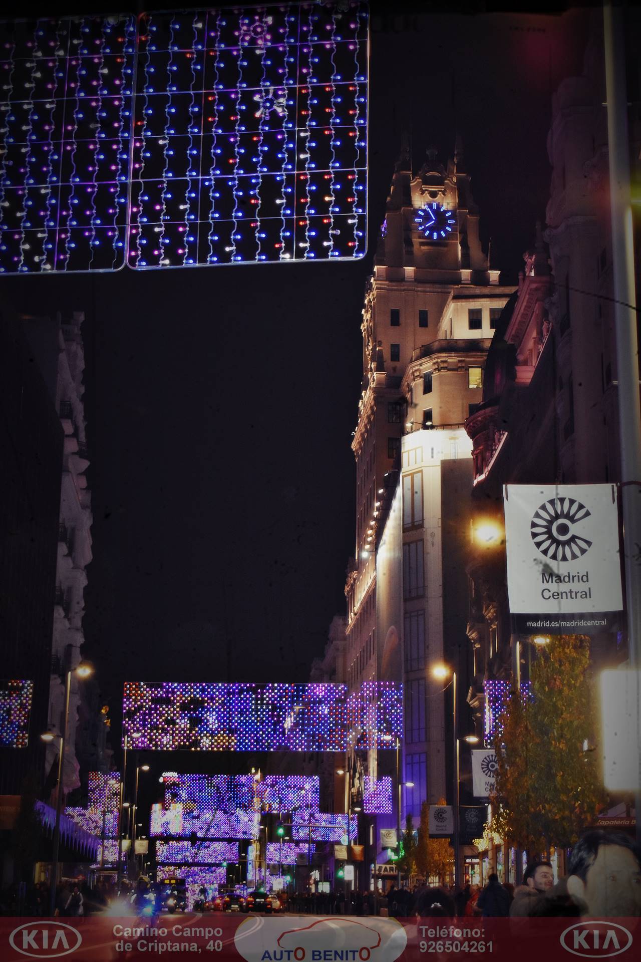 De paseo por la Gran Via madrileña viendo las luces de Navidad