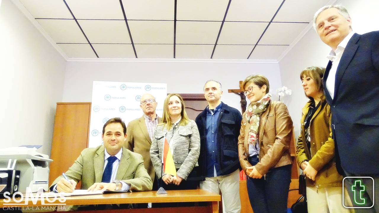 Paco Nuñez inaugura la nueva sede del PP de Argamasilla de Alba