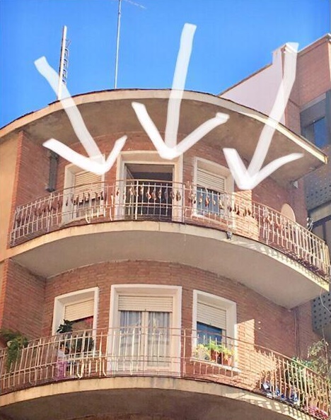 Investigan la aparición de "pollos" secándose en el balcón de una casa en la calle Pedro Coca de Albacete