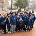 Los scouts Alba llevan al nacimiento instalado en el ayuntamiento la Luz de la Paz de Belén