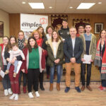 Noelia Serrano entrega los diplomas a los alumnos y alumnas del Proyecto Emplea en Argamasilla de Alba