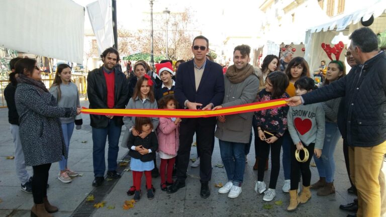 La luz, la música y el mercadillo de Navidad llenan la Plaza Mayor de Mota del Cuervo