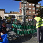 Los más pequeños de Socuéllamos decoran el árbol de Navidad con material reciclado