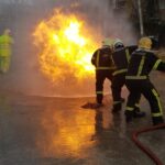 Las increíbles imágenes de los bomberos de Albacete conteniendo un dardo de fuego