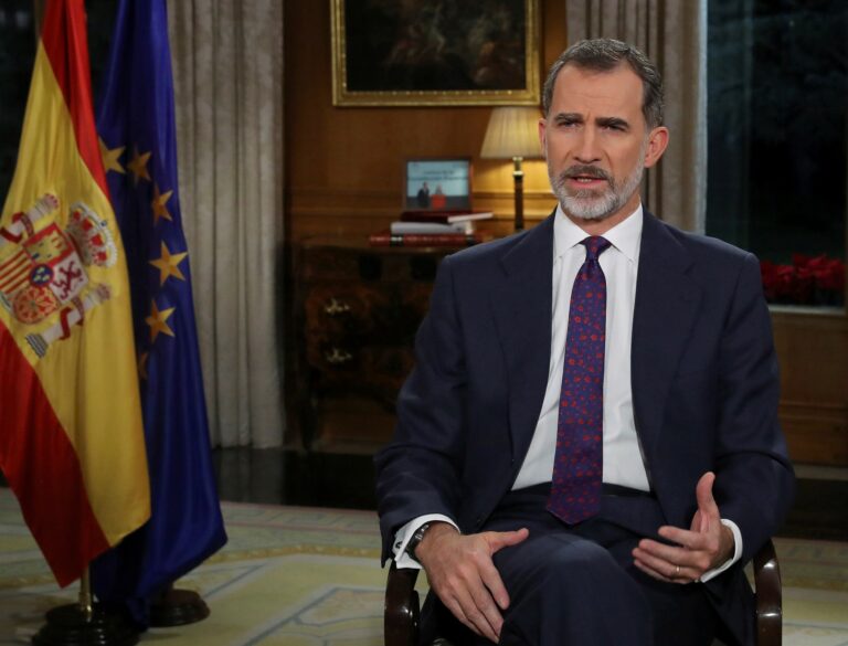 El Rey llama a asegurar la convivencia, que «siempre es frágil» y que «exige respeto» a la Constitución