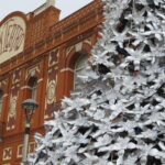 El árbol de Navidad del Gran Teatro de Manzanares, decorado con copos ‘reciclables’