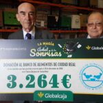 Globalcaja hace entrega al Banco de Alimentos de Ciudad Real la recaudación de «La magia del árbol de las sonrisas»