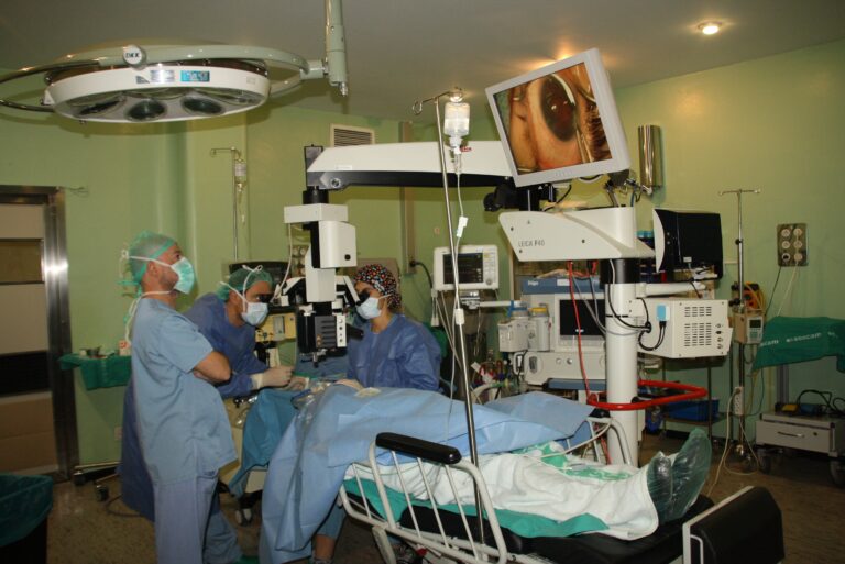 Implantes microscópicos para las operaciones de glaucoma, desde el Hospital Virgen de la Luz